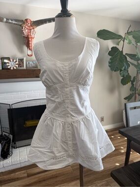 Women's White Button-Front Sleeveless Peplum Top